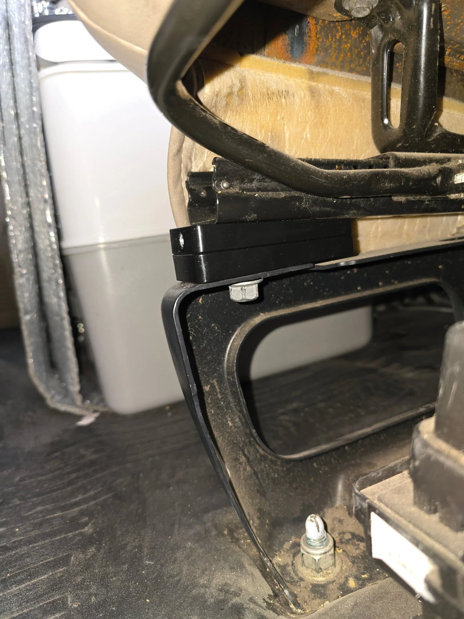 GM FRONT SEAT JACKERS® (EXPRESS AND SAVANA) - Image 8