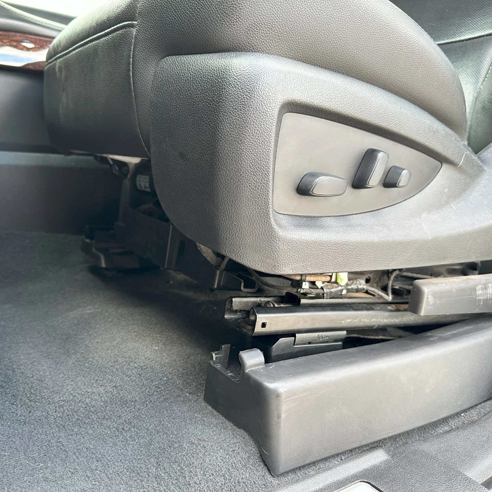 GM FRONT SEAT JACKERS® (SUBURBAN, TAHOE, AND YUKON) - Image 3