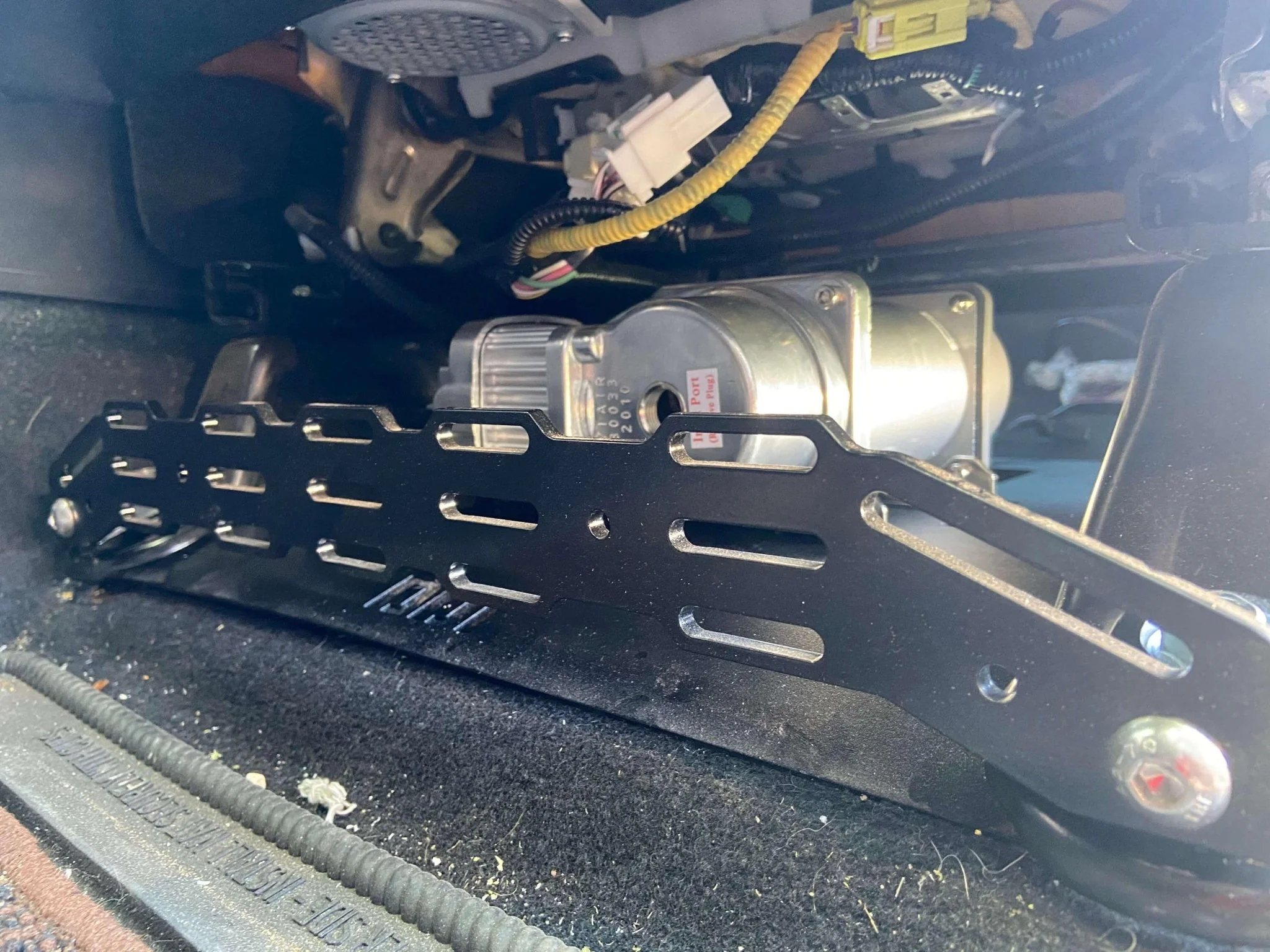 TOYOTA UNDER SEAT COMPRESSOR MOUNT (TUNDRA) - Image 4